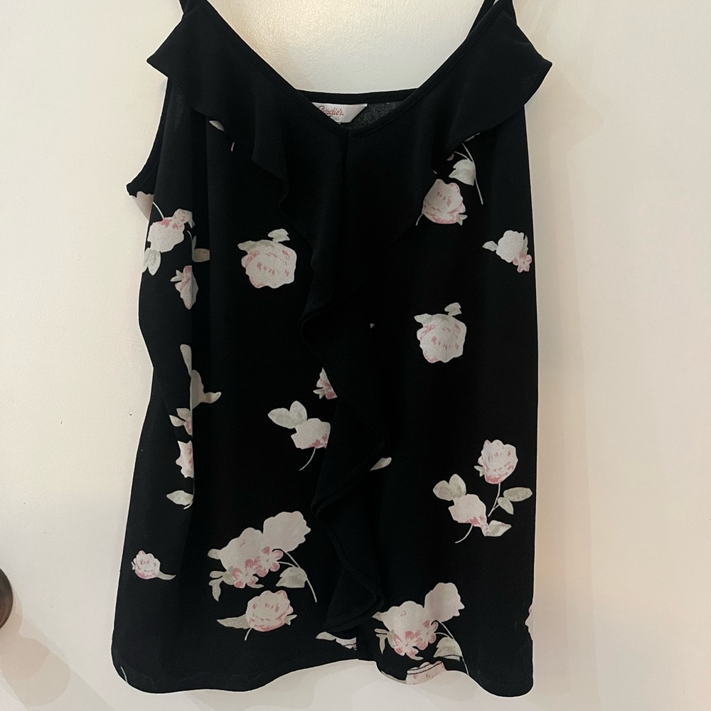 Floral tank top with a little pizaz 🌟